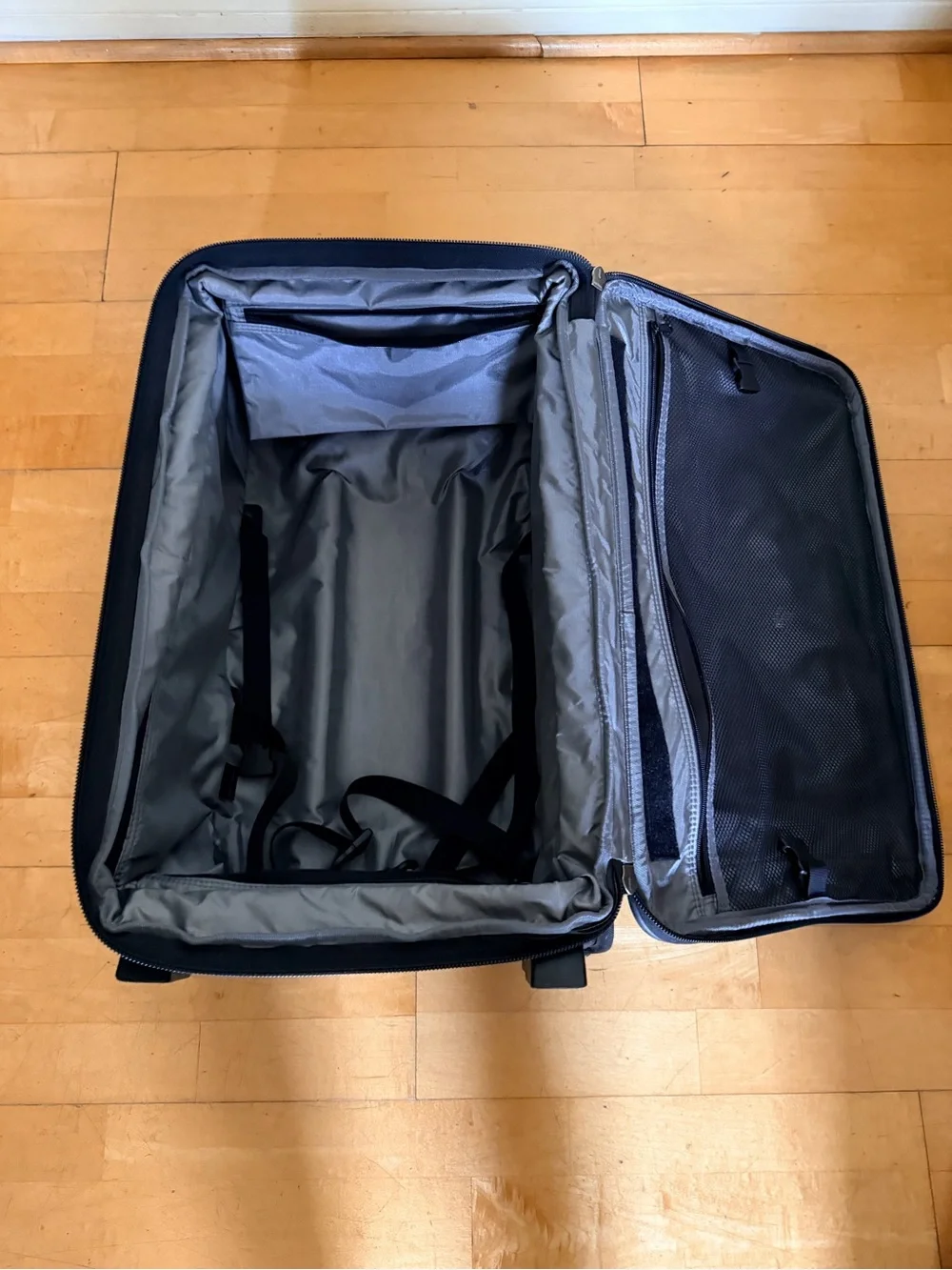 Swiss gear    Black Travel Luggage Carry-On Bag . Roomy and clean , used 2 times